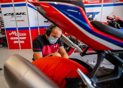 Moto gardée dans un hangar